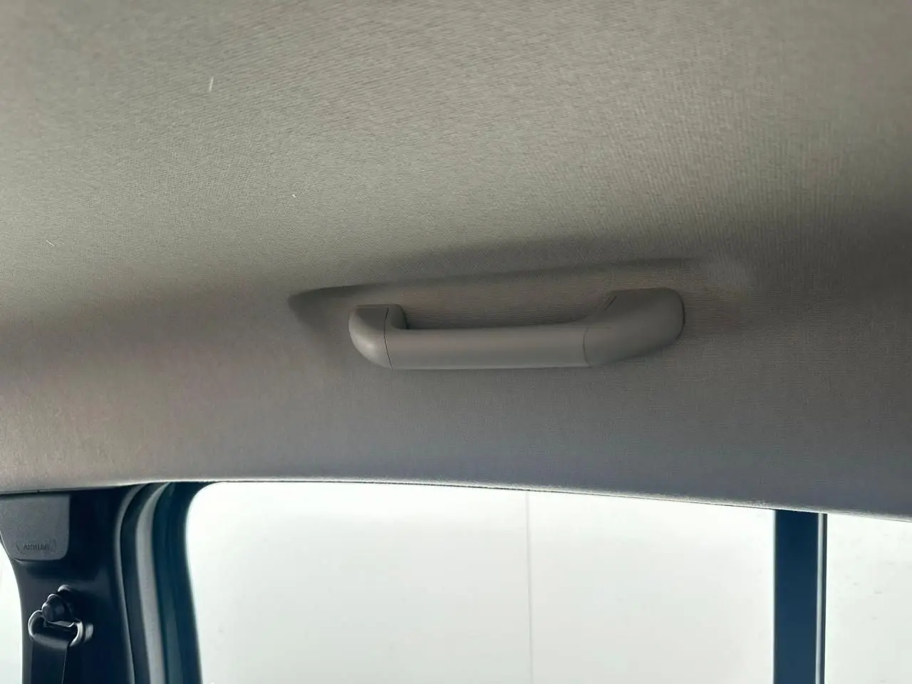 Poignée de maintien intérieure au plafond côté passager arrière d'une Dacia Sandero III Stepway 2025.