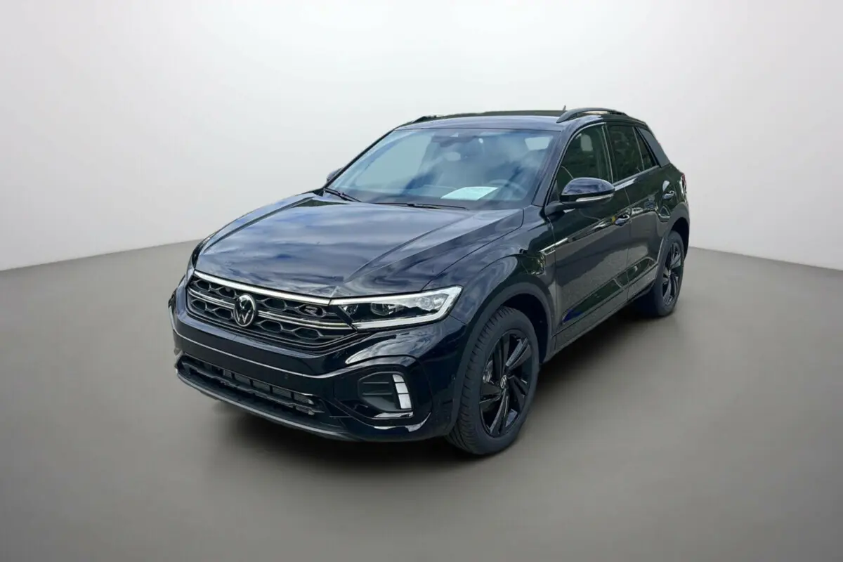 Volkswagen T-Roc TDI 150 R-Line Black noir grenadilla en 3/4 avant droit avec jantes alu noires et barres de toit.