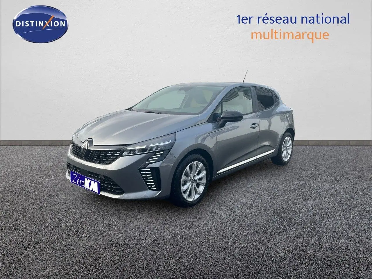 Renault Clio TCe 90ch X-Tronic gris schiste métal vue 3/4 avant avec feux LED et jantes biton 16 pouces.