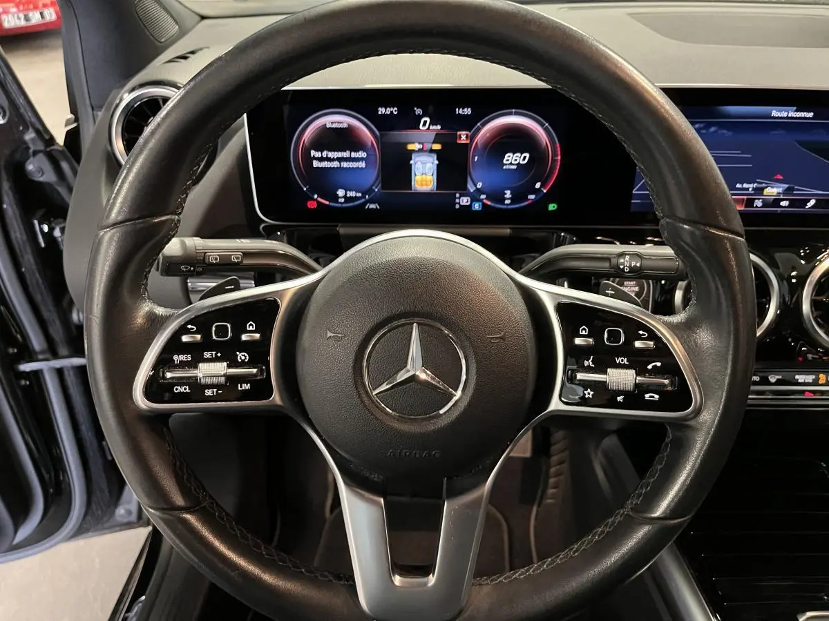 Volant cuir noir multifonction Mercedes Classe B 180d 2019 avec instrumentation digitale et écran tactile visible derrière le volant