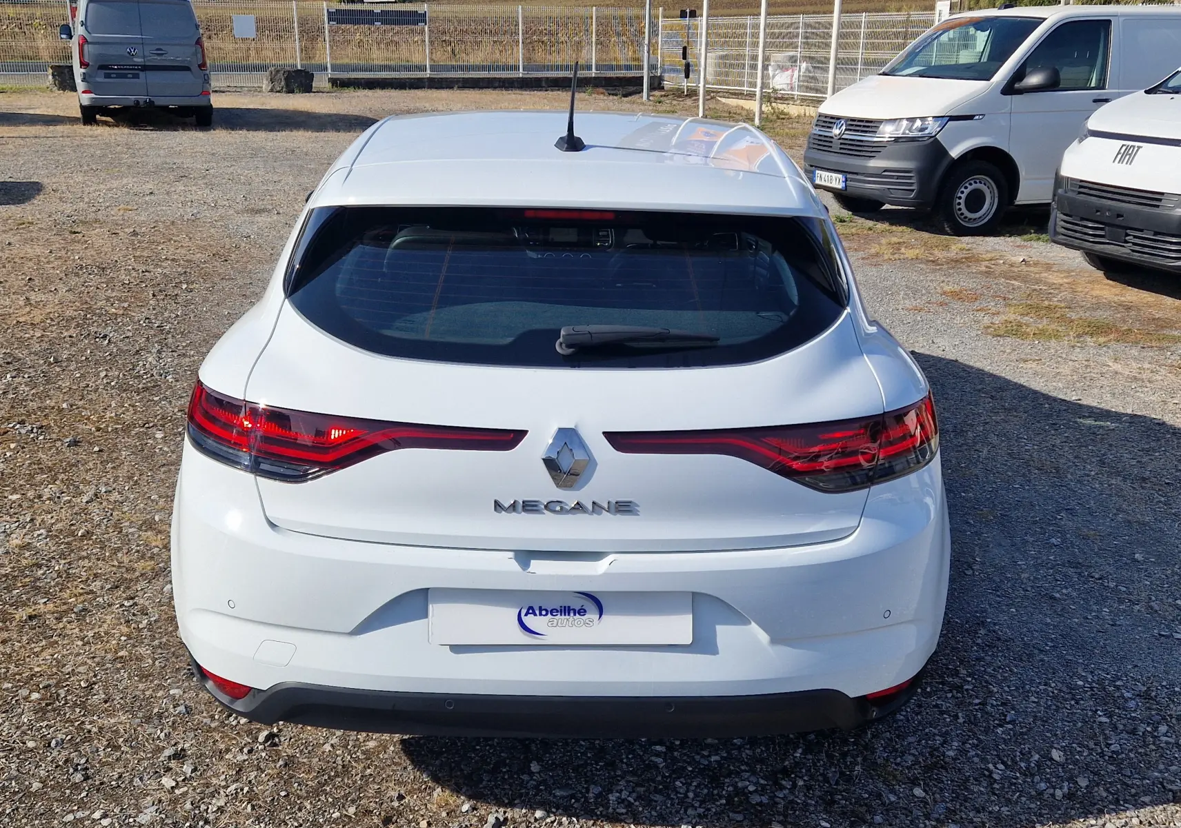 Vue arrière d'une Renault Mégane blanche 1.5 Blue dCi 115 Evolution de 2022, avec feux arrière LED étirés.