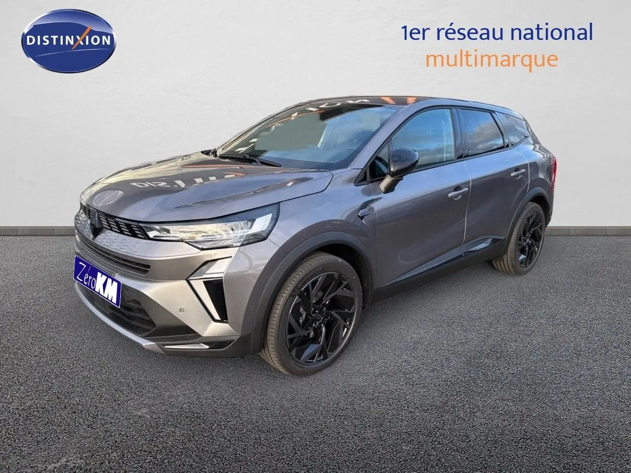 Renault Symbioz gris Cassiope en 3/4 avant droit, SUV hybride avec jantes noires et lignes modernes.