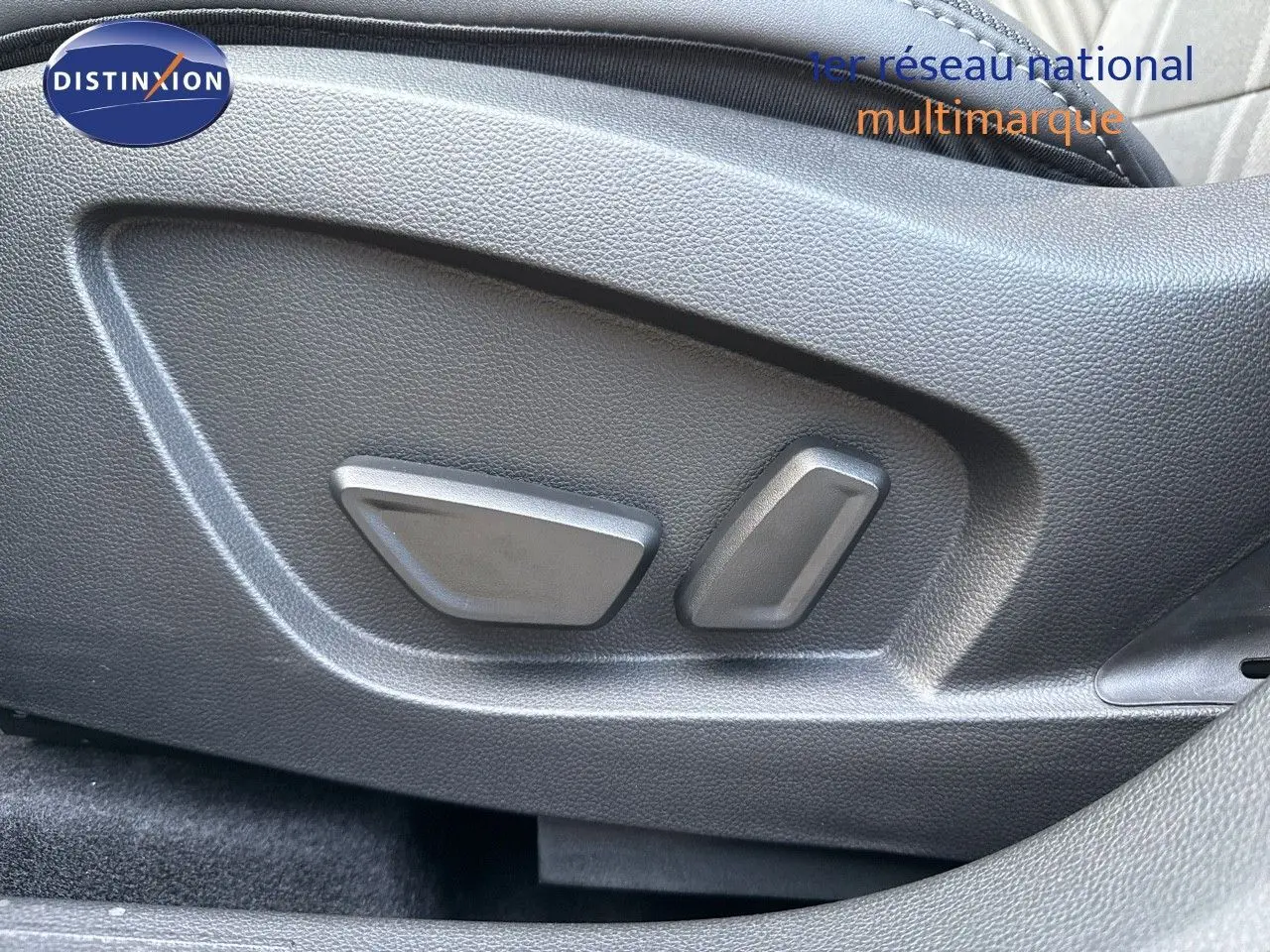 Boutons de réglage électrique des sièges sur Renault Symbioz E-Tech 145 Esprit Alpine gris Cassiope, vue en gros plan intérieur.
