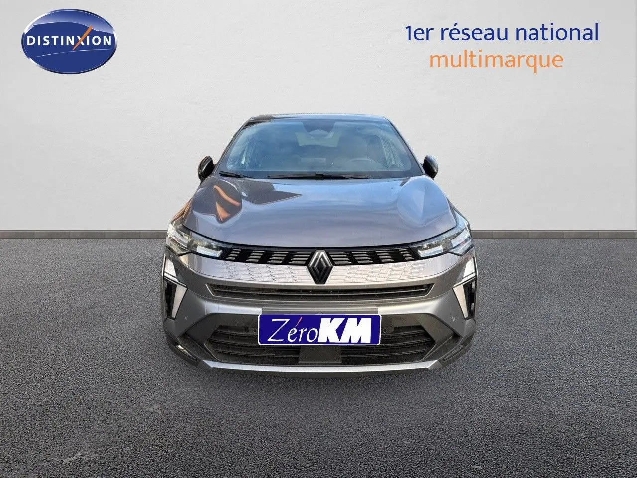 Vue frontale d'une Renault SYMBIOZ gris Cassiope avec calandre moderne et phares LED fins.