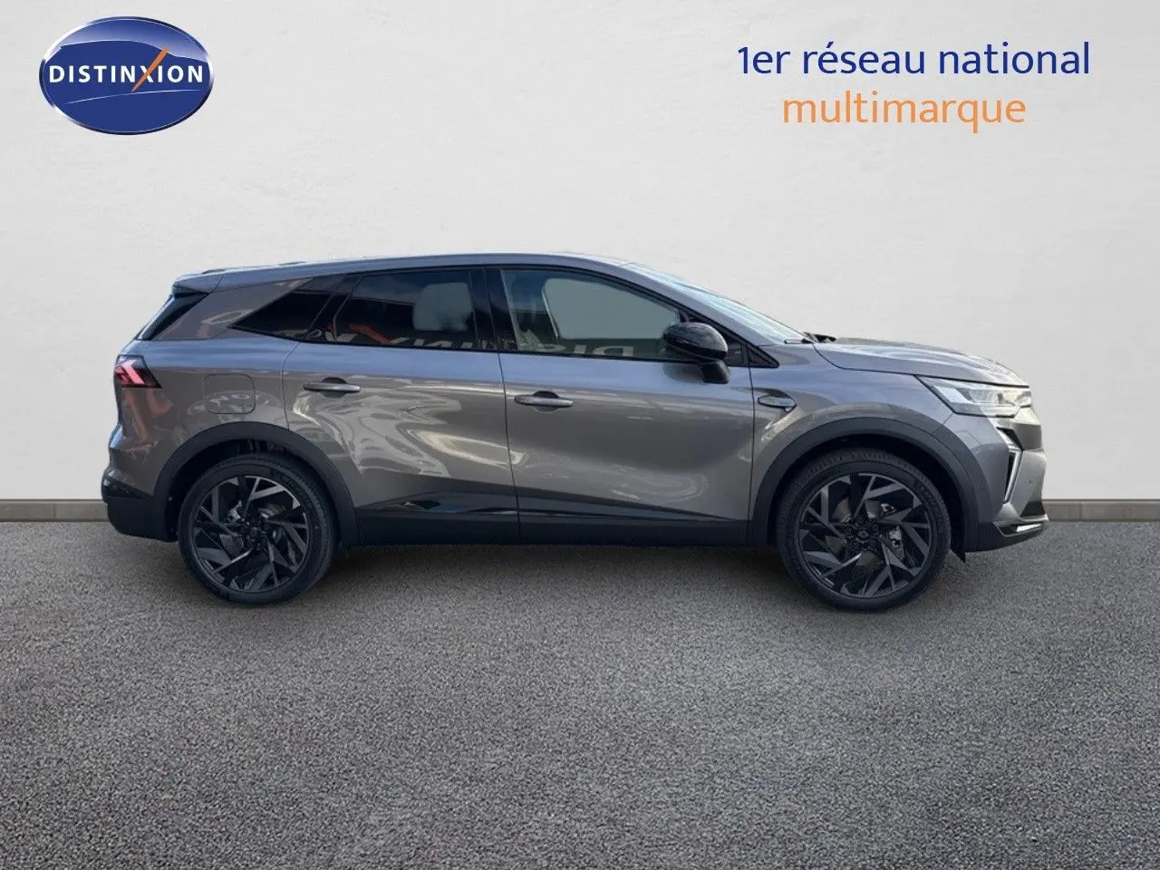 Profil droit du Renault Symbioz gris Cassiope 2024, version E-Tech 145 Esprit Alpine avec jantes noires distinctives.