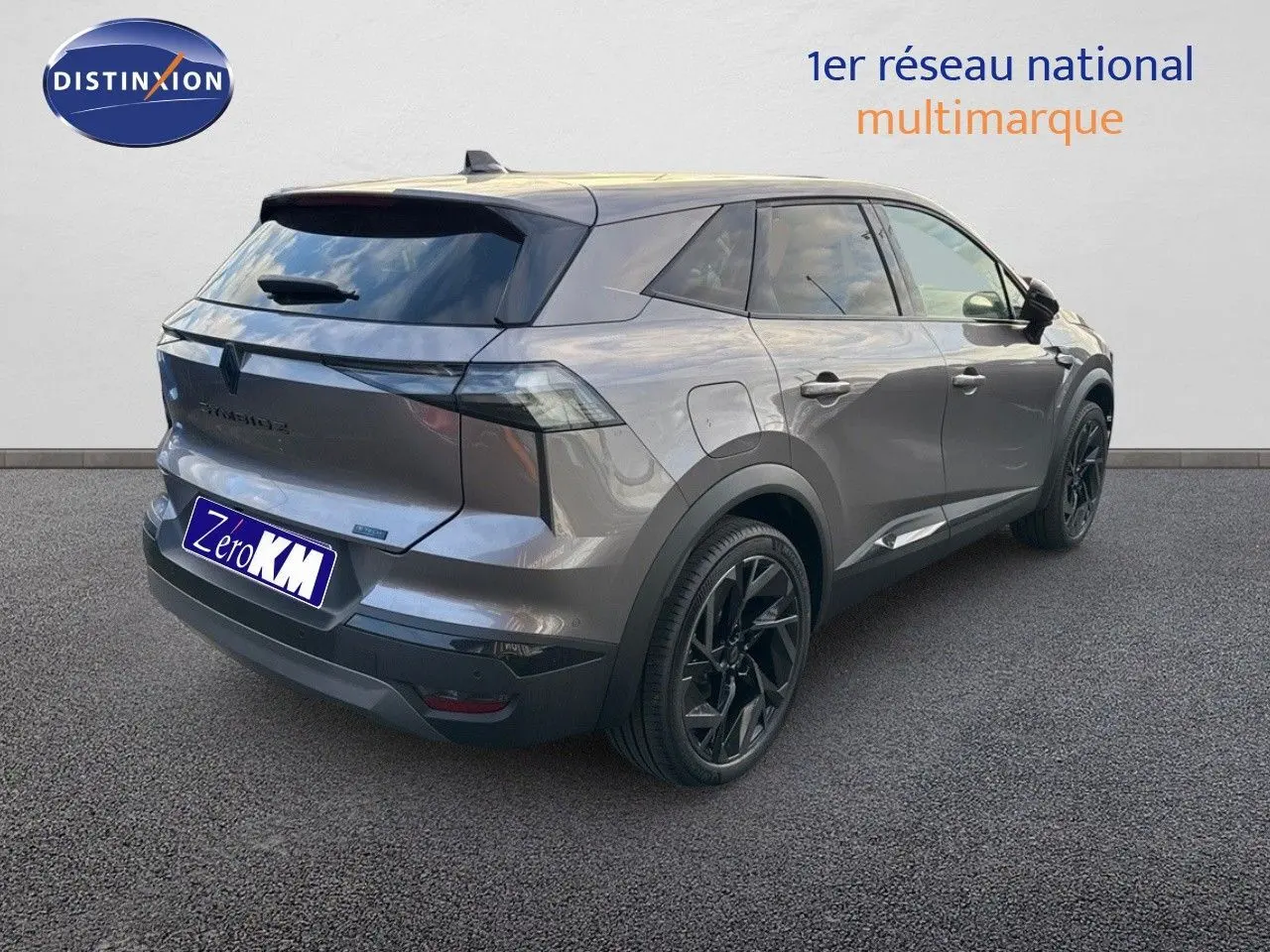 Vue 3/4 arrière droite du Renault Symbioz gris Cassiope 2024 avec jantes noires et hayon fermé.