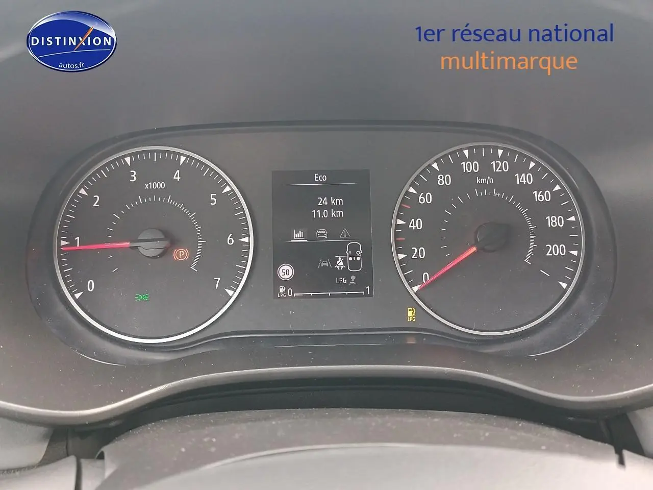 Tableau de bord de Dacia Sandero 2025 affichant compte-tours, vitesse et écran multifonction en mode Eco.