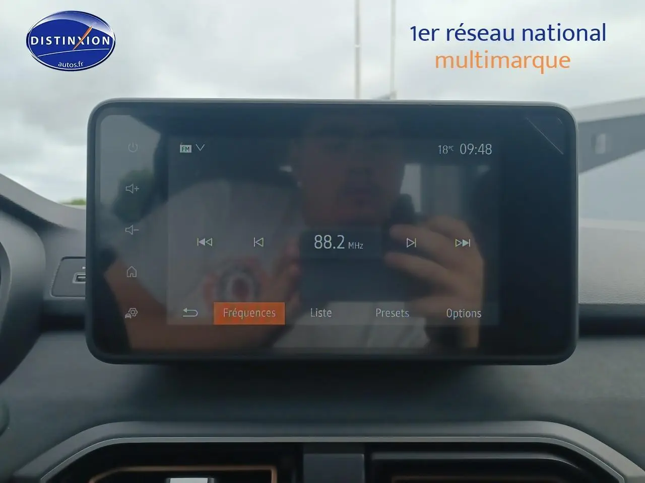 Écran tactile central du tableau de bord de la Dacia Sandero 2025 affichant la radio FM à 88,2 MHz.