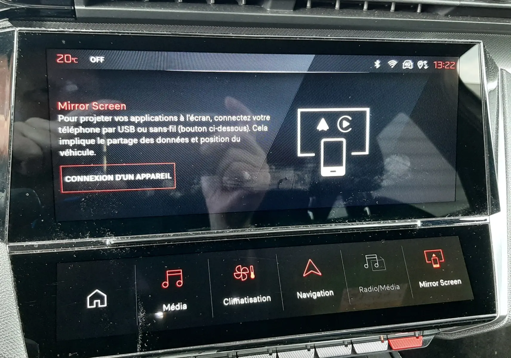 Écran tactile central de la Peugeot 308 SW 2024 affichant l'interface Mirror Screen avec commandes multimédia et climatisation.