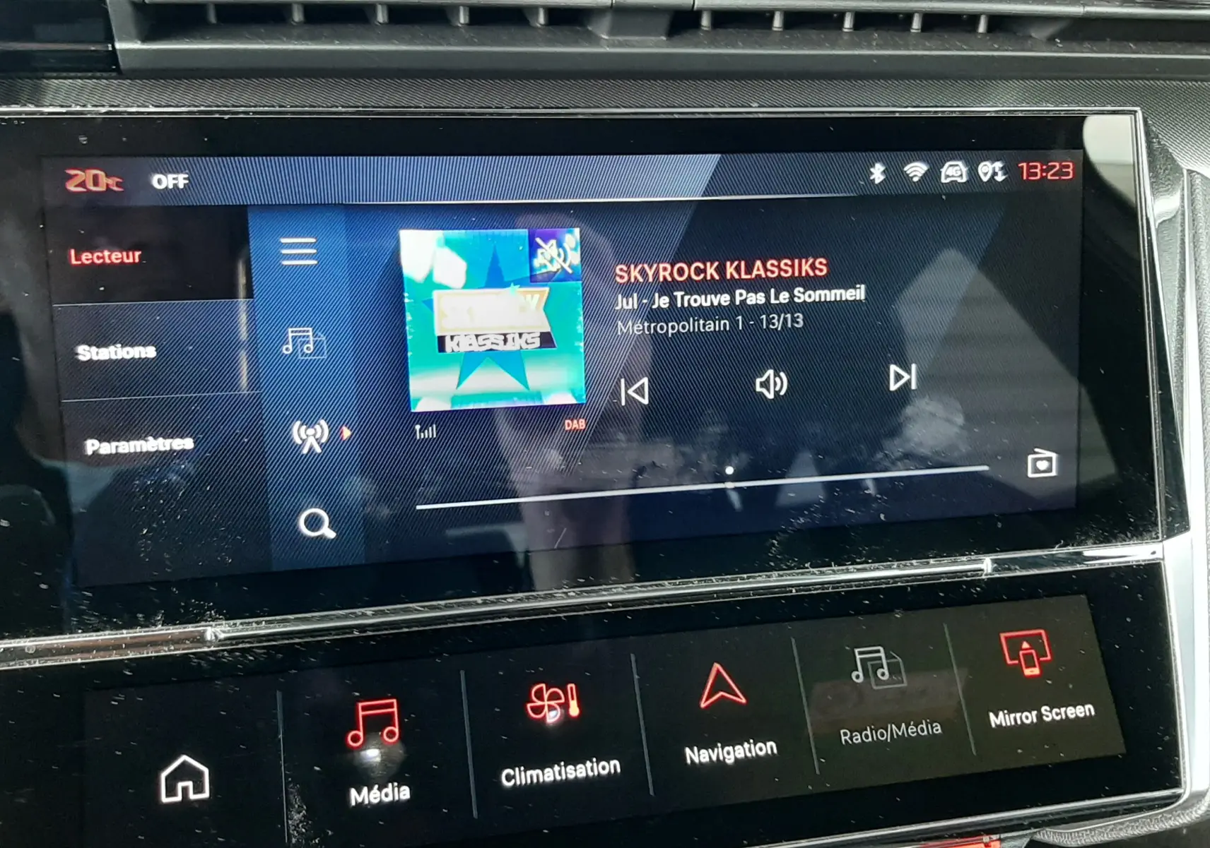 Écran tactile central de la Peugeot 308 SW blanc Okenite, affichant la radio Skyrock Klassiks en intérieur.