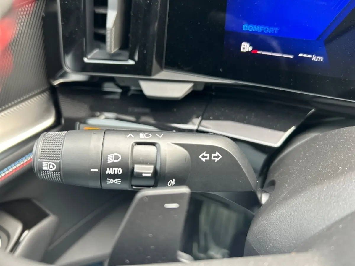 Gros plan sur la commande des phares et clignotants à gauche du volant dans l'habitacle du Renault Rafale noir 2025.