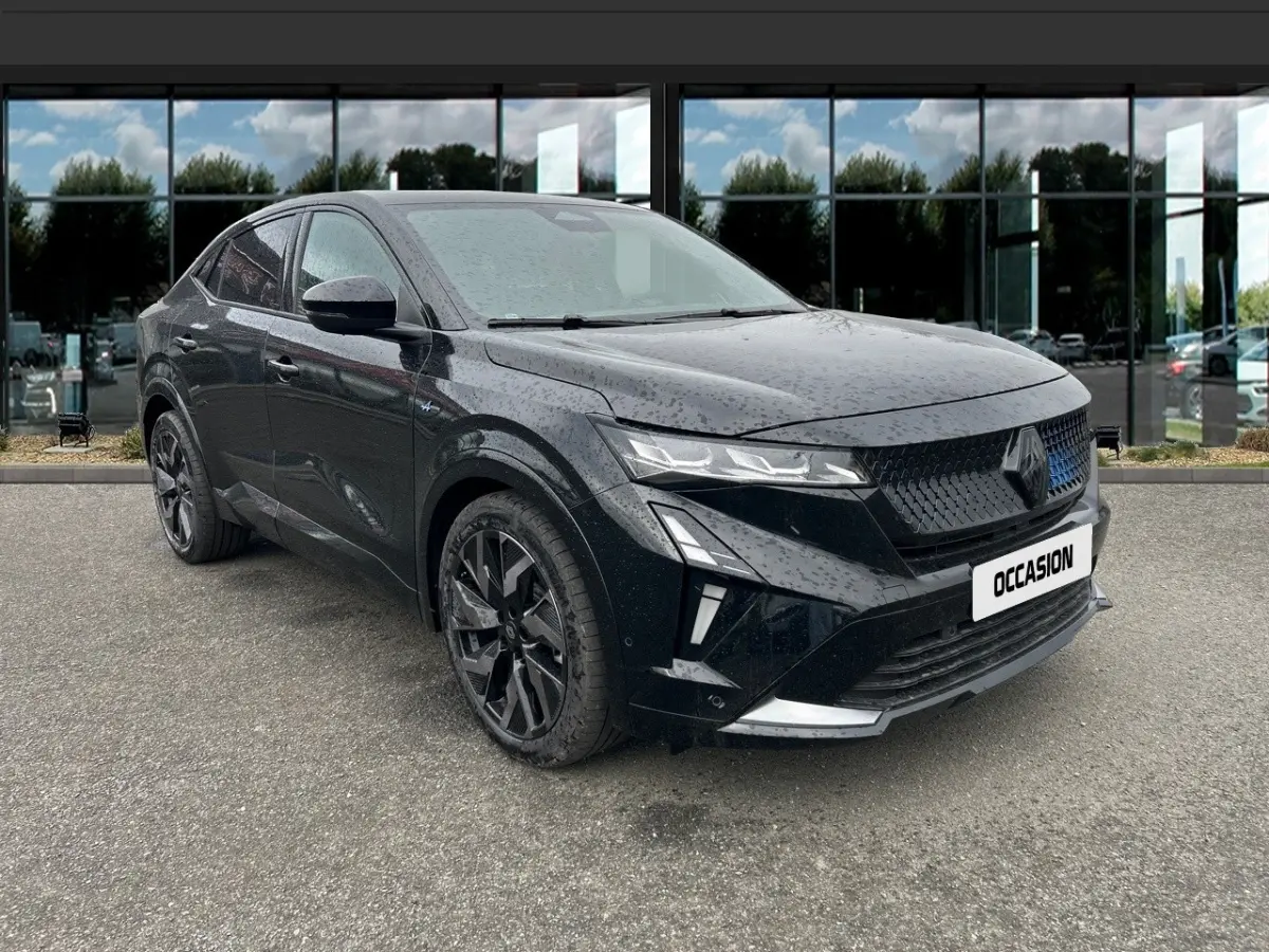 Renault Rafale noir en 3/4 avant droit, avec calandre noire et jantes noires, stationné devant un bâtiment vitré.