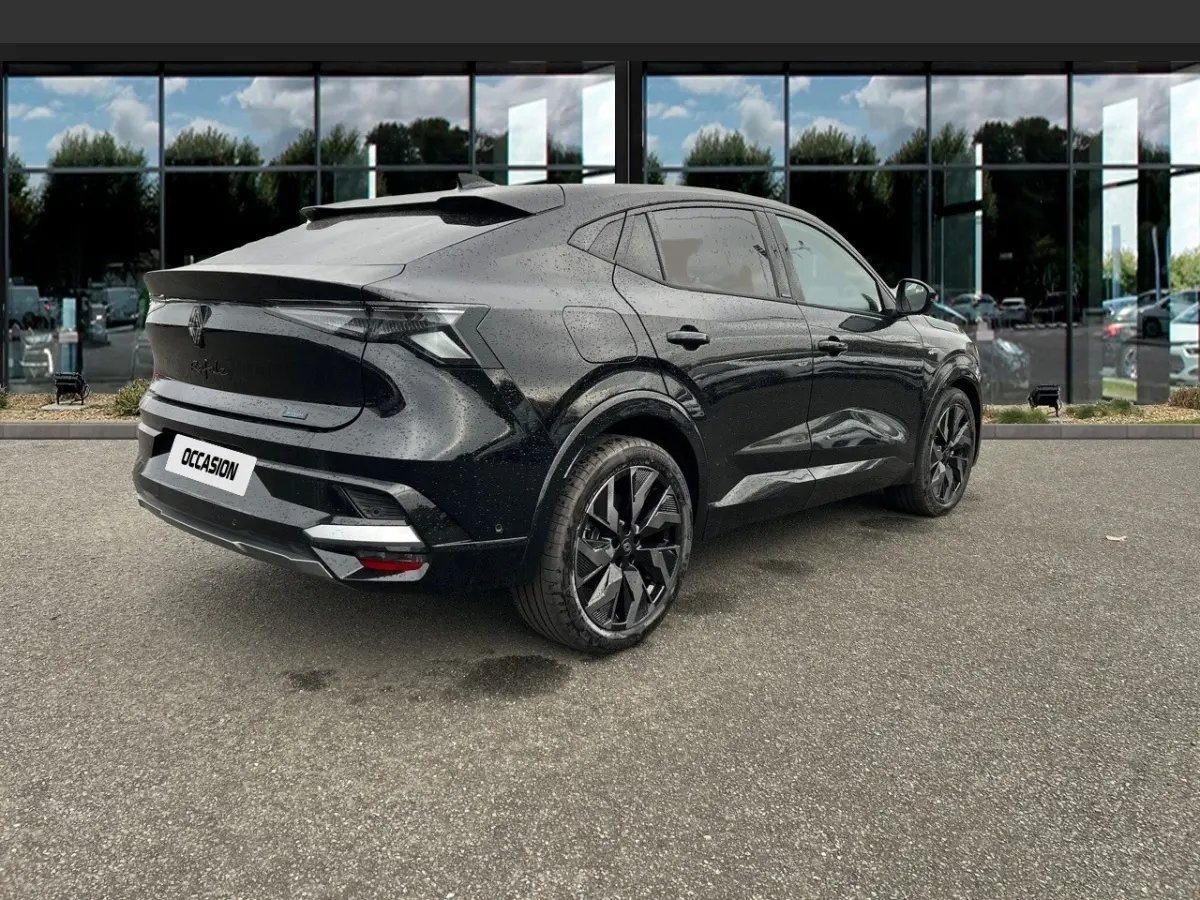 Vue 3/4 arrière droite d'un Renault Rafale noir avec lignes dynamiques et jantes noires brillantes.