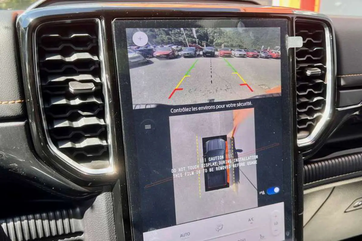 Écran tactile central du Ford Ranger Wildtrak 2025 montrant la caméra de recul et l'affichage 360° intérieur noir agate.