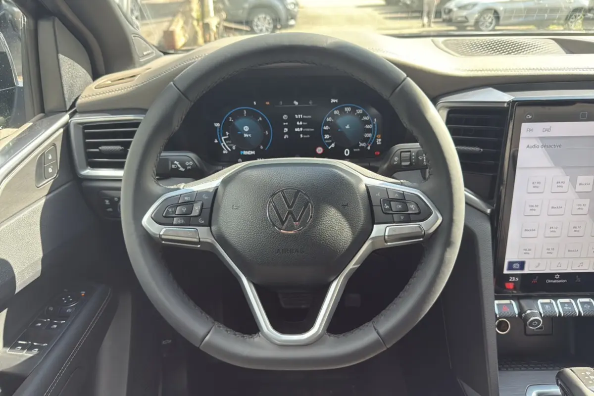 Vue centrée sur le volant cuir multifonctions et le tableau de bord digital du Volkswagen Amarok V6 240 BVA10 Aventura.
