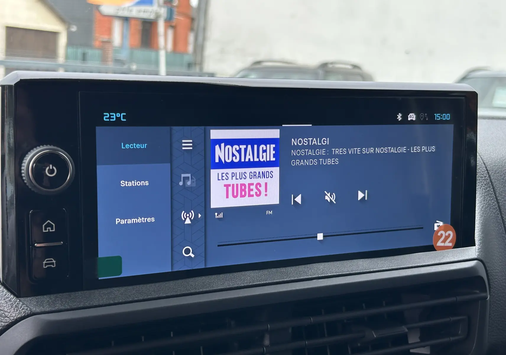 Écran tactile central du tableau de bord du Citroën Jumpy Fourgon gris acier affichant la radio FM Nostalgie.