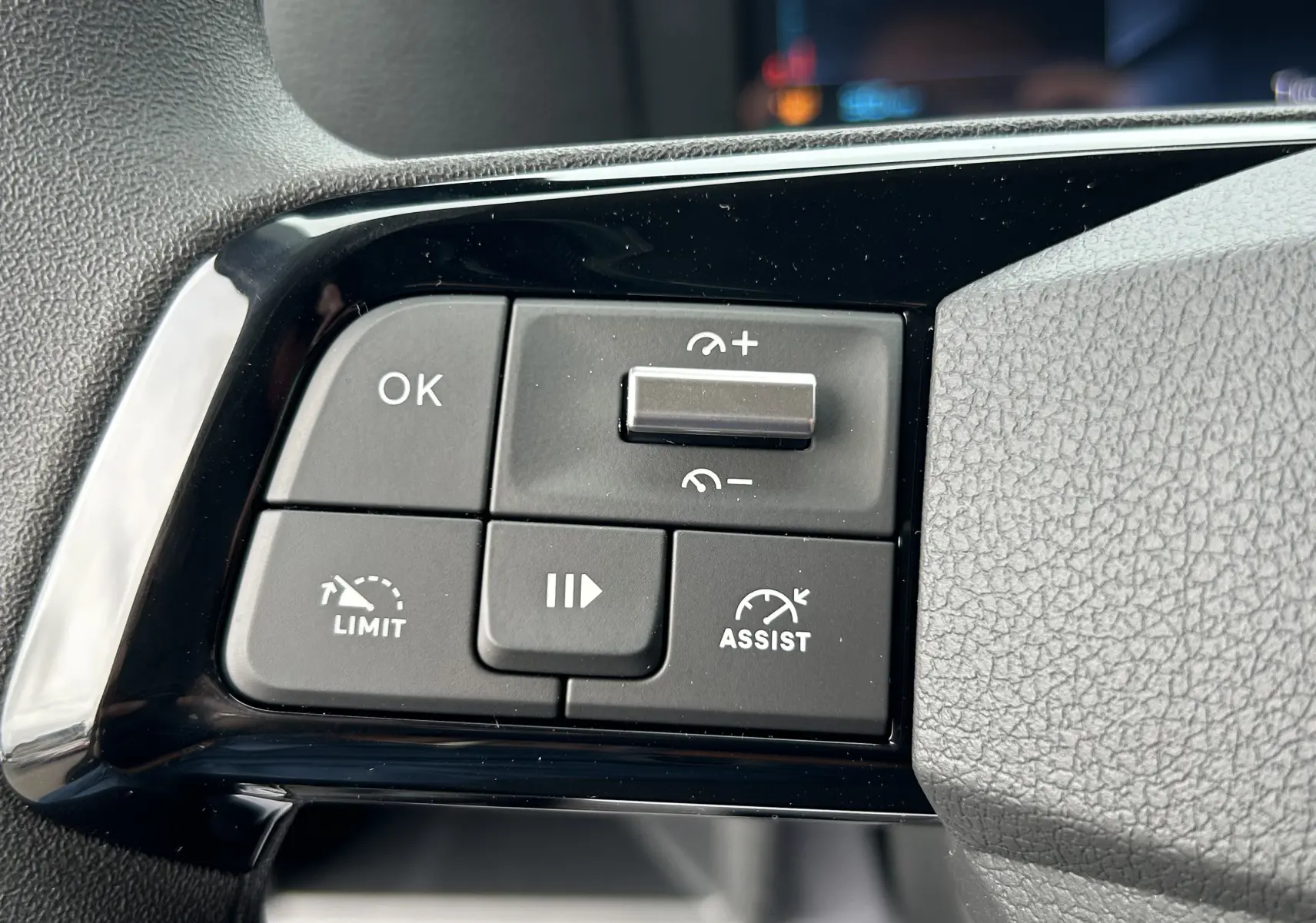 Gros plan sur les commandes de régulateur de vitesse au volant du Citroën Jumpy Fourgon gris acier, finition 2025.