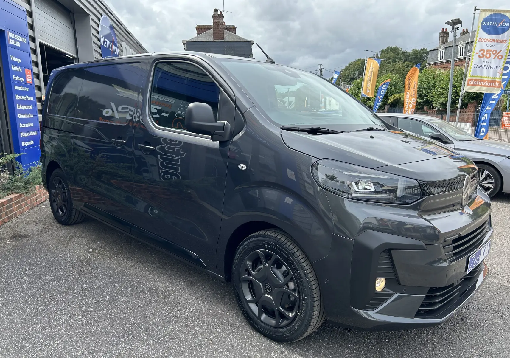 Vue 3/4 avant droite d’un Citroën Jumpy Fourgon gris acier avec jantes noires et calandre moderne.