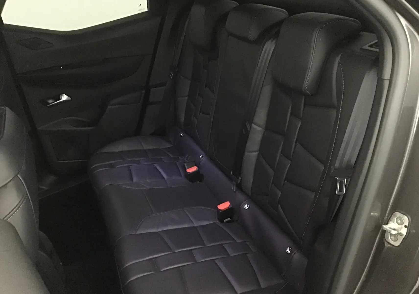 Vue intérieure côté droit des sièges arrière en cuir noir du DS3 Crossback gris platinium 2024, finition Opera.