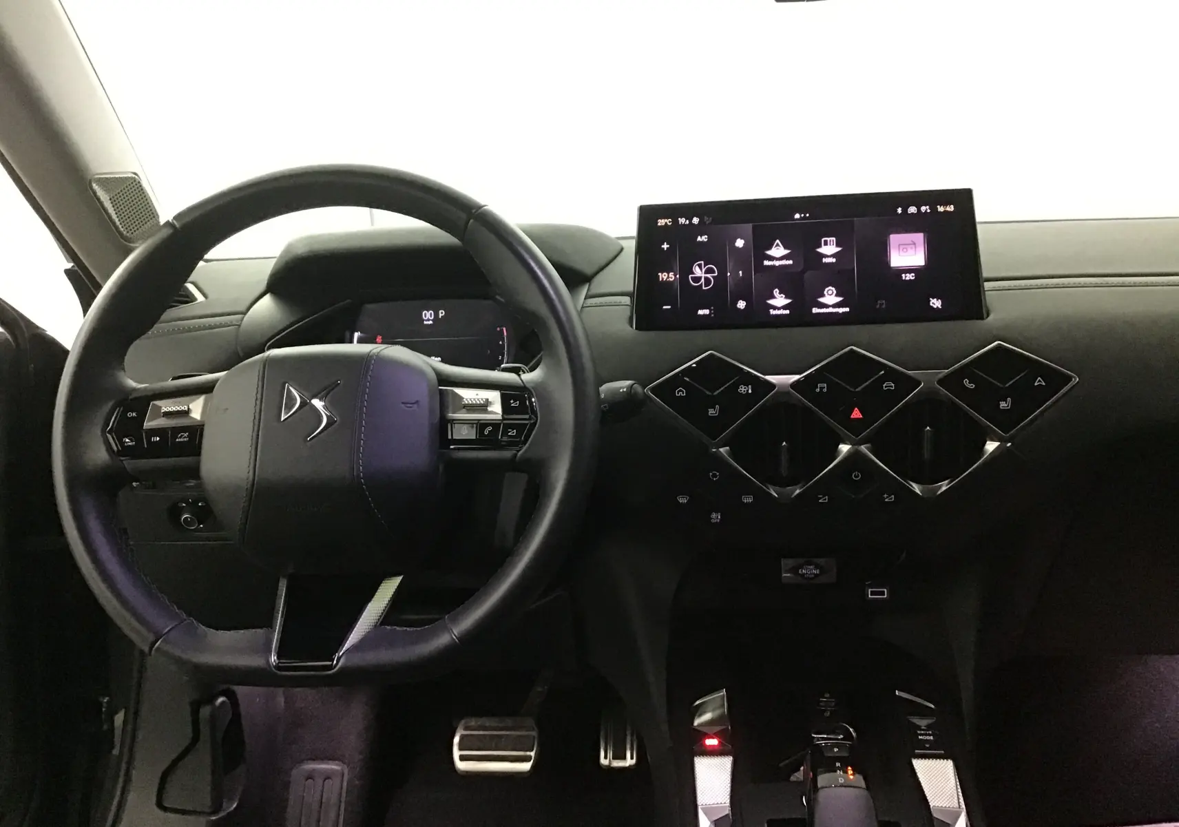 Vue intérieure du tableau de bord et volant cuir noir du DS3 Crossback 2024 avec écran tactile et commandes géométriques.