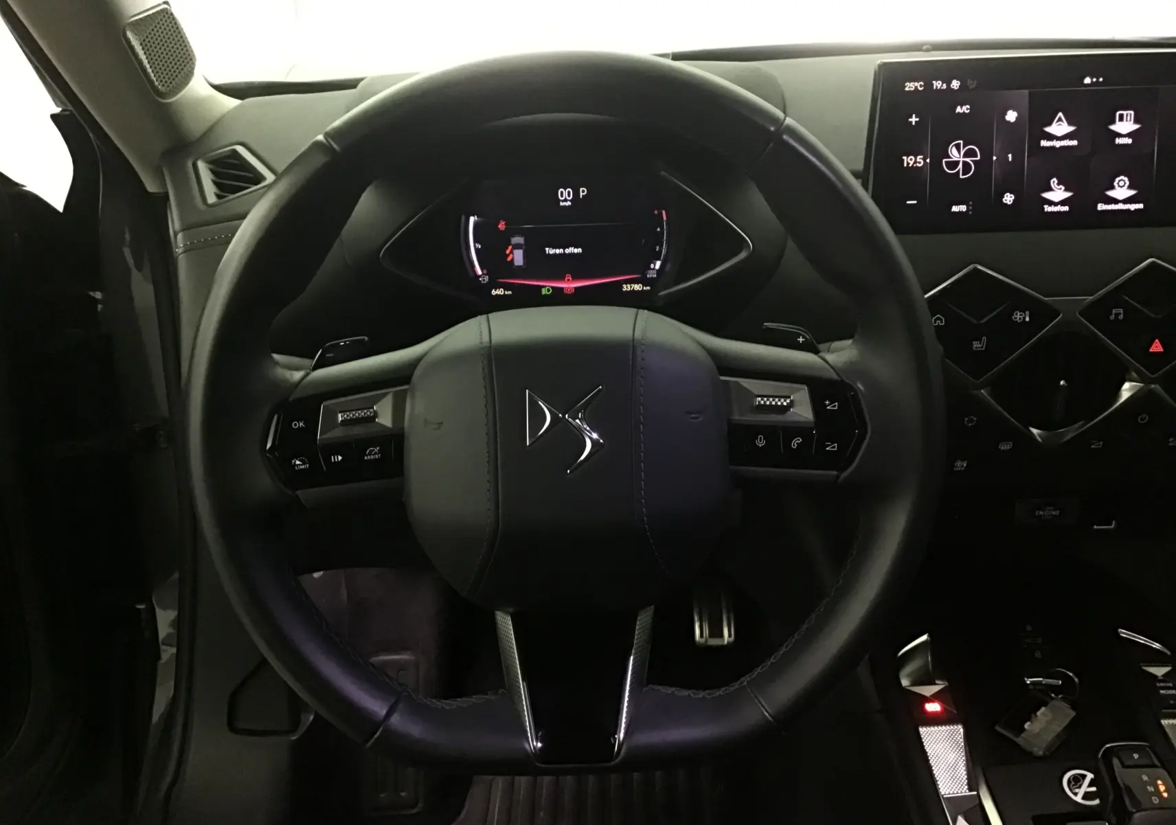 Vue frontale du volant en cuir noir du DS3 Crossback 2024 avec tableau de bord numérique et écran tactile central.