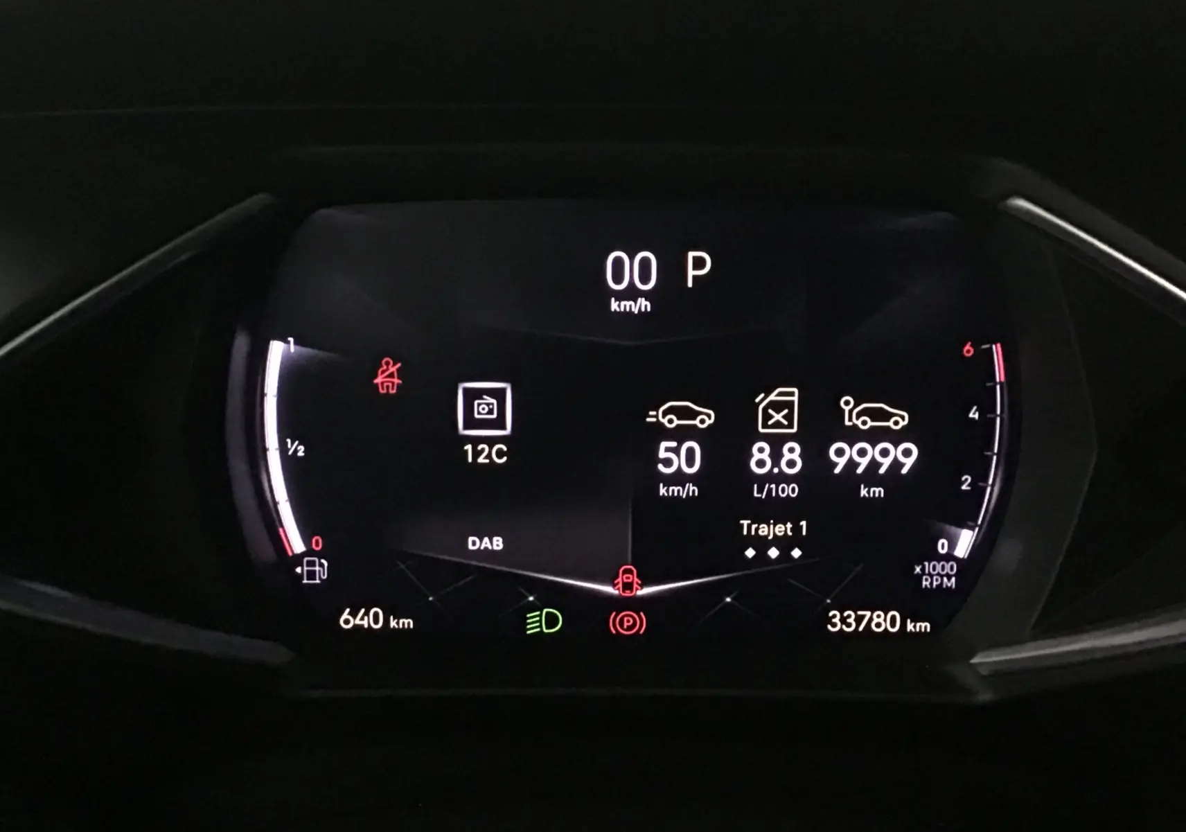 Tableau de bord numérique du DS3 Crossback gris platinium, affichant vitesse, consommation et kilométrage de nuit.