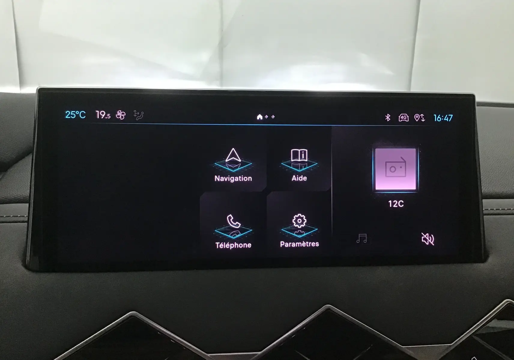 Écran tactile central du DS3 Crossback gris platinium 2024 affichant les options navigation, aide, téléphone et paramètres.