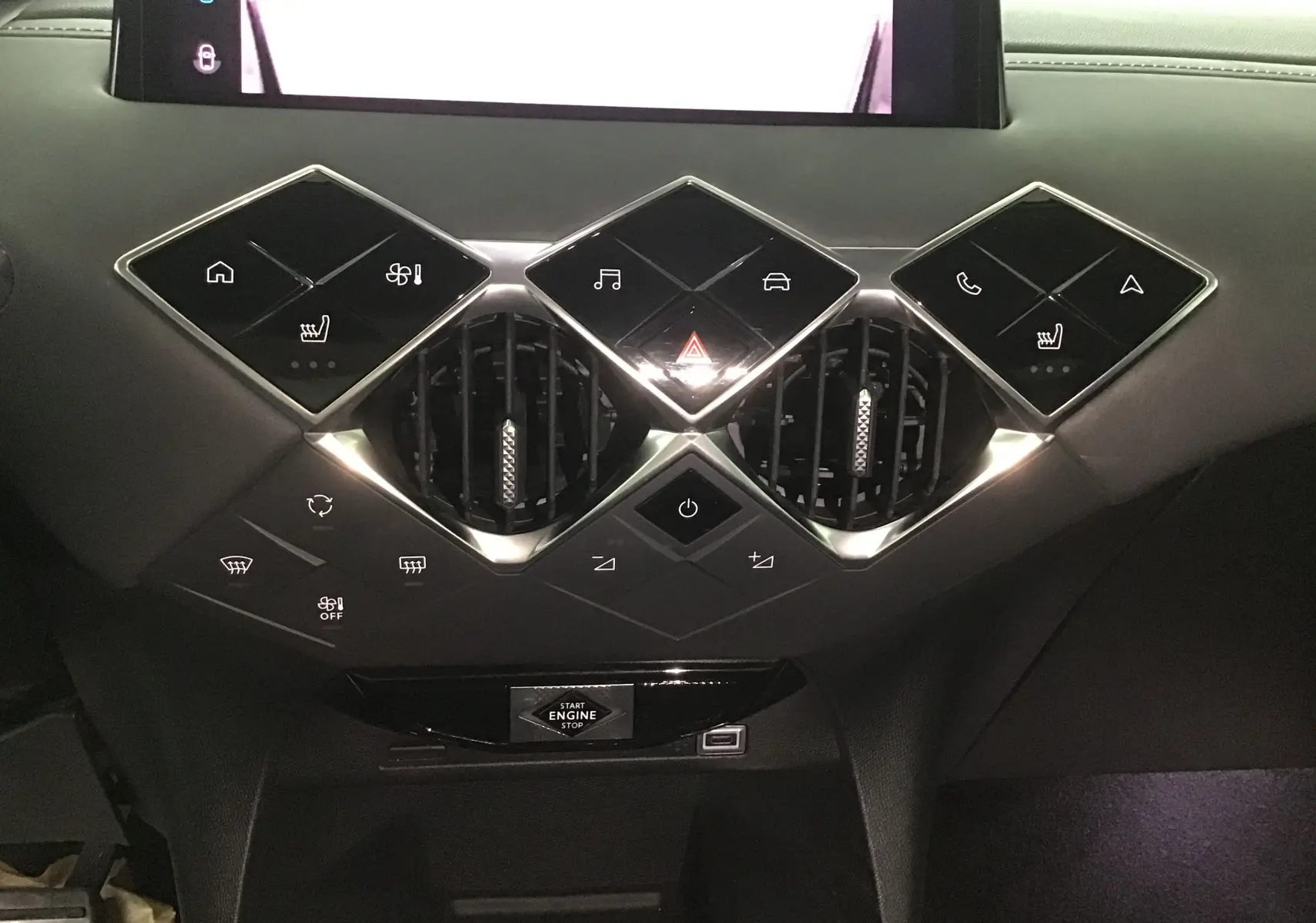 Tableau de bord du DS3 Crossback 2024 avec commandes tactiles en losange et aérateurs centraux noirs.