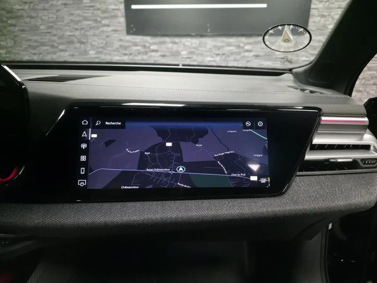 Tableau de bord de l'Audi A5 Avant 2025 avec écran MMI tactile et finition tissu noir vue de face.