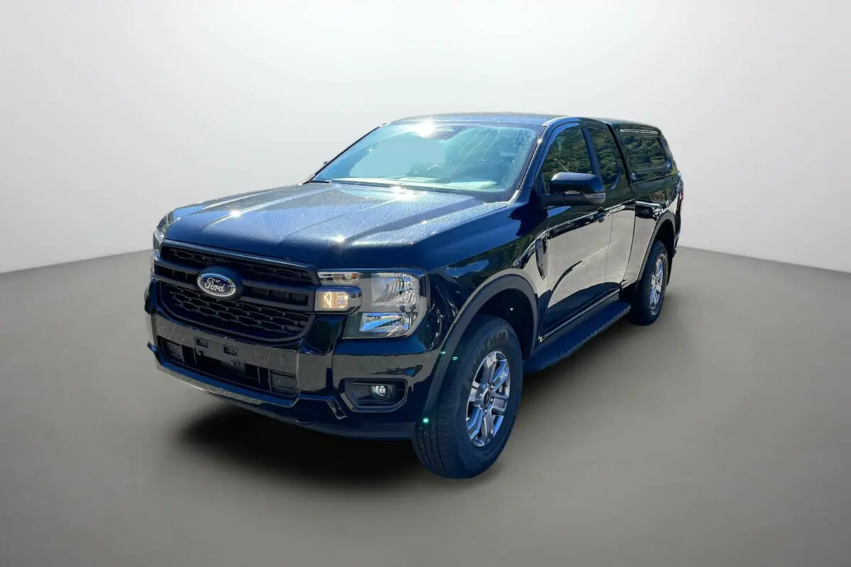 Ford Ranger noir shadow en 3/4 avant droit avec hard-top et marchepieds intégrés aux pare-chocs.