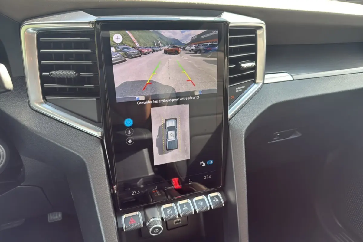 Vue rapprochée de la console centrale du Volkswagen Amarok 2026, écran tactile avec caméra 360° et commandes tactiles.