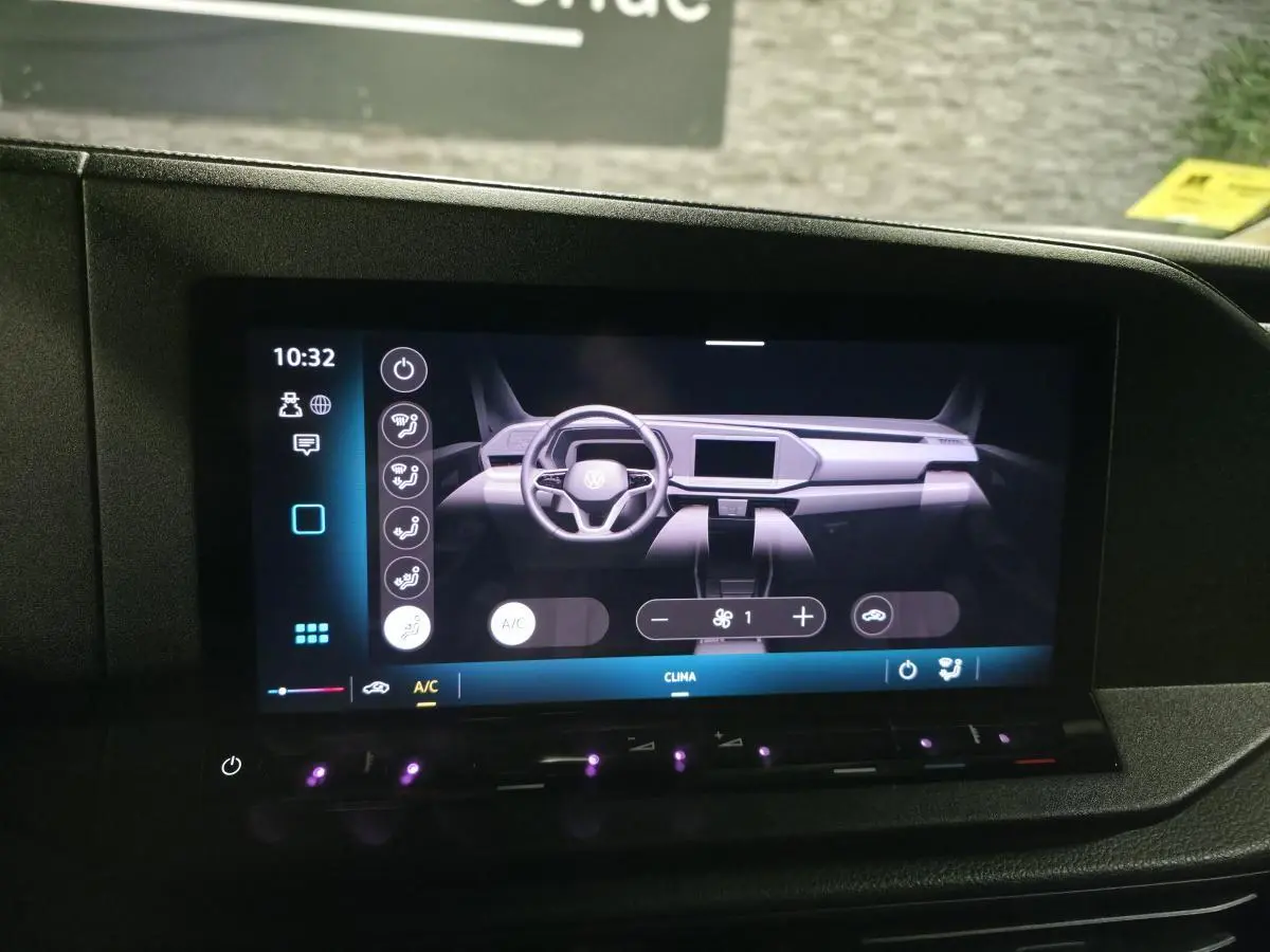 Écran tactile central affichant le tableau de bord numérique du Volkswagen Caddy Cargo noir, vue intérieure frontale.