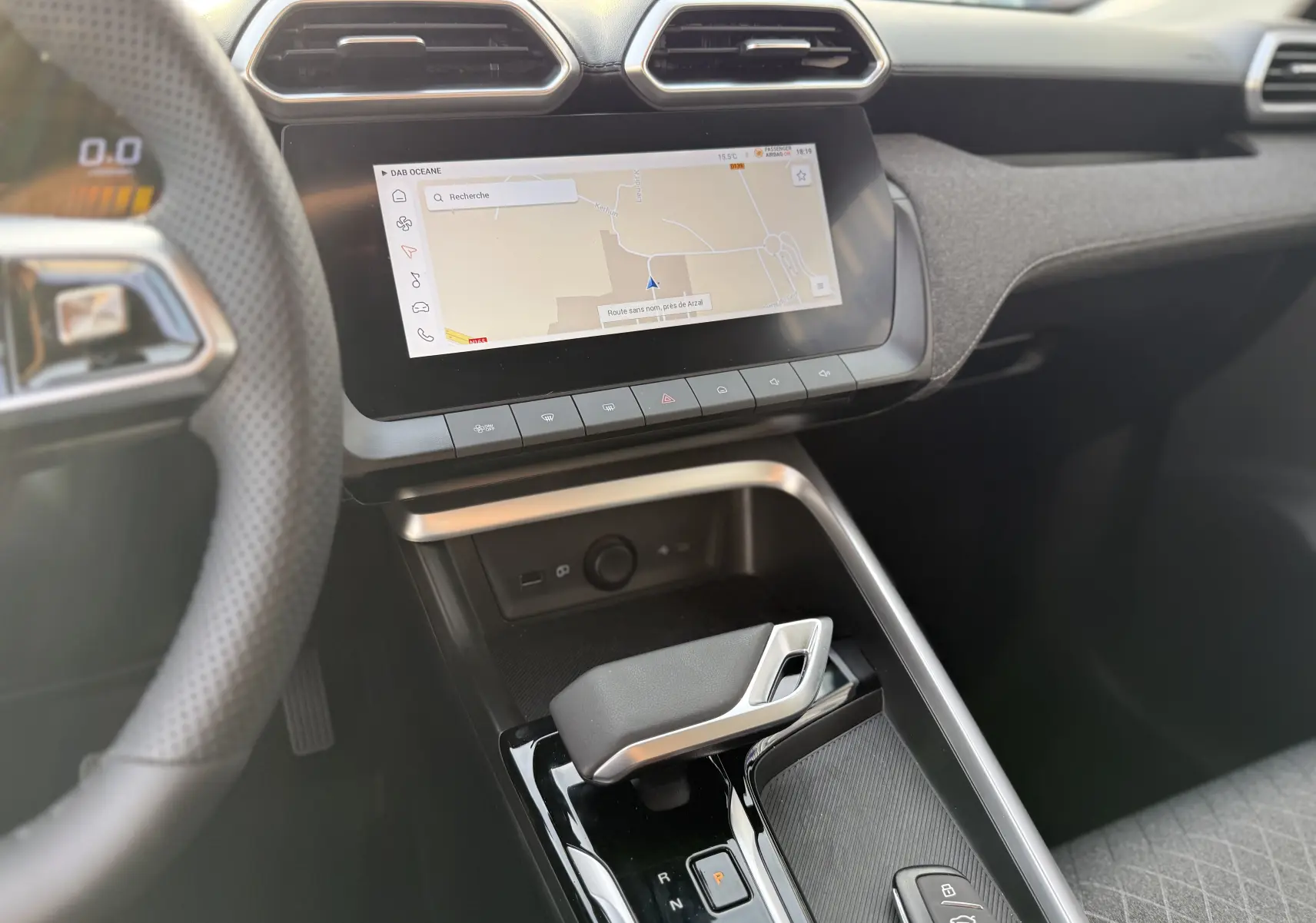Vue intérieure du tableau de bord et levier de vitesses automatique du MG Motor ZS Hybrid 197 noir, avec écran tactile et commandes.