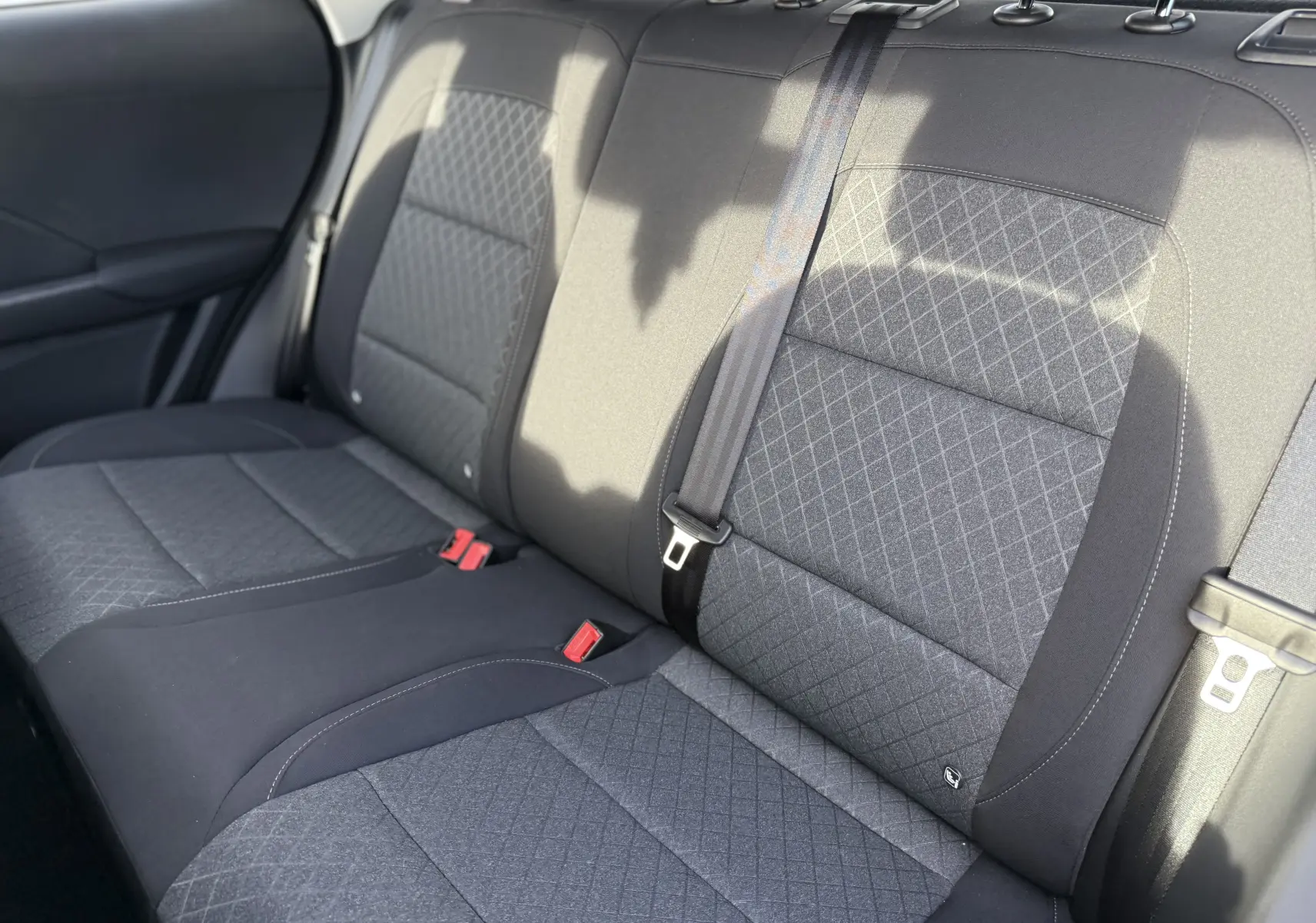 Vue intérieure des sièges arrière noirs du MG MOTOR ZS Hybrid 197 Standart 2026, avec ceinture de sécurité visible.