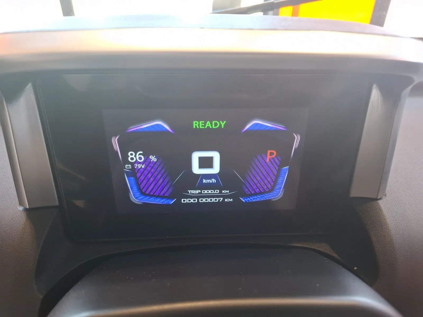 Tableau de bord numérique du SIMPLICI S1 2025 montrant l'autonomie à 86% et la vitesse à 0 km/h en mode prêt.