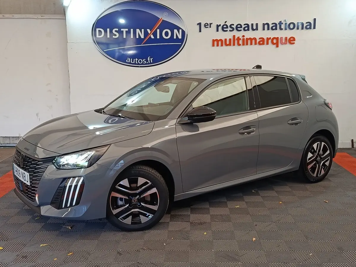 Peugeot 208 PureTech 100 S&S Allure gris foncé vue de profil côté gauche en intérieur showroom.