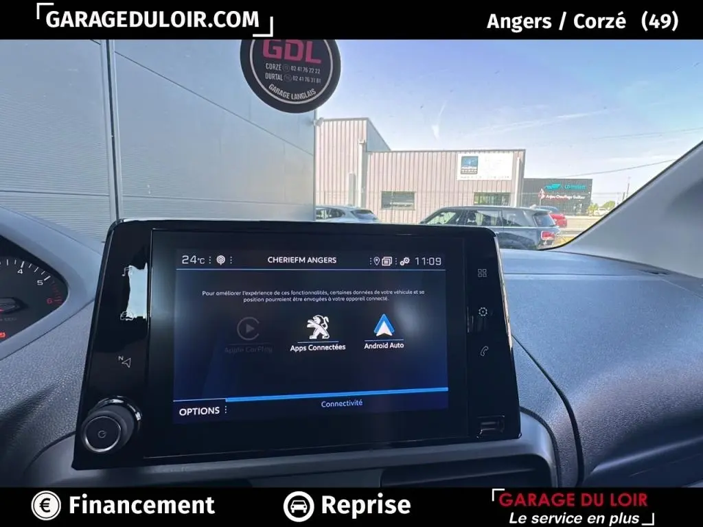 Écran tactile central du Peugeot Rifter 2024 affichant les options Apple CarPlay, Apps Connectées et Android Auto, vue intérieure avant.