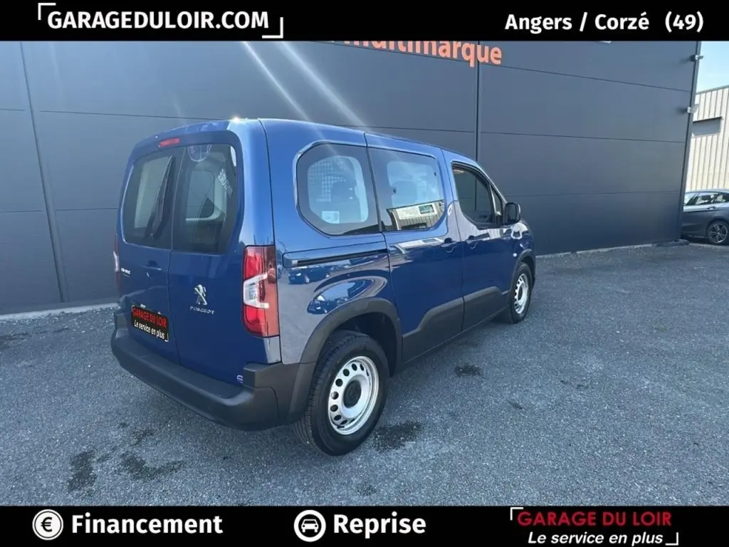 Vue 3/4 arrière droite d'un Peugeot Rifter bleu 2024 avec porte latérale coulissante et jantes acier simples.