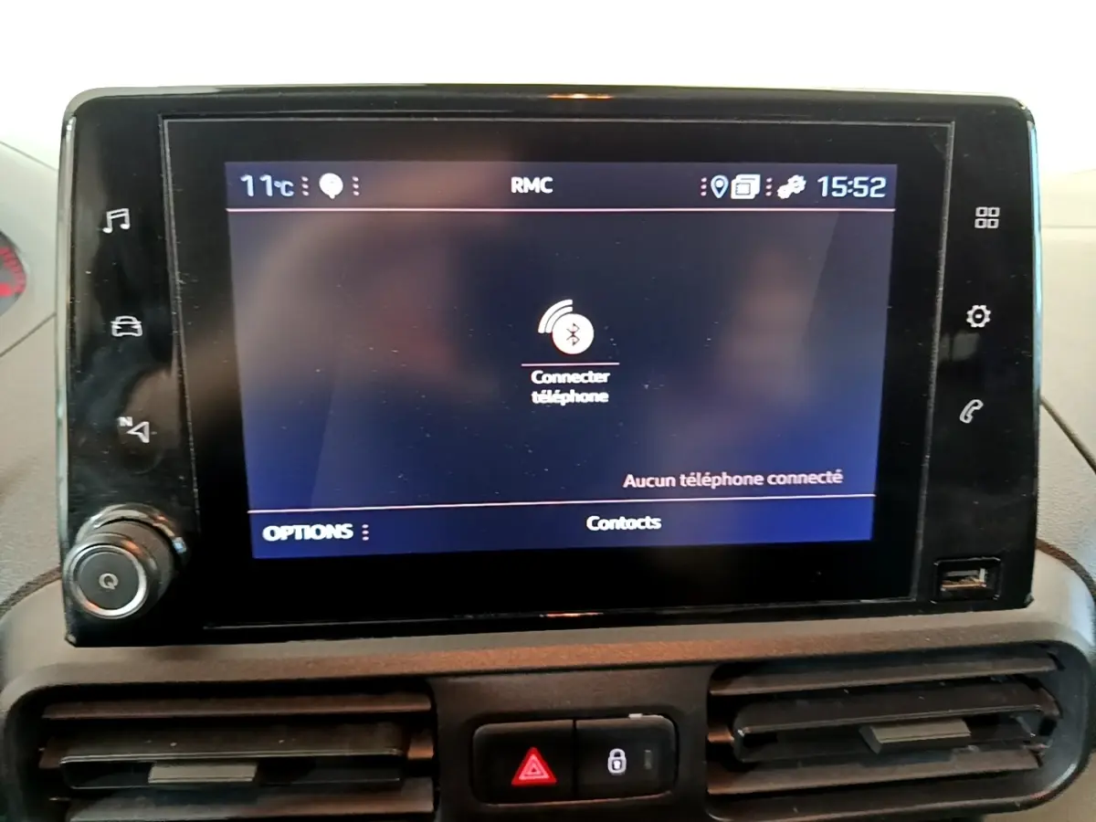 Écran tactile central 8 pouces du tableau de bord du Peugeot Partner blanc, affichant la connexion Bluetooth.