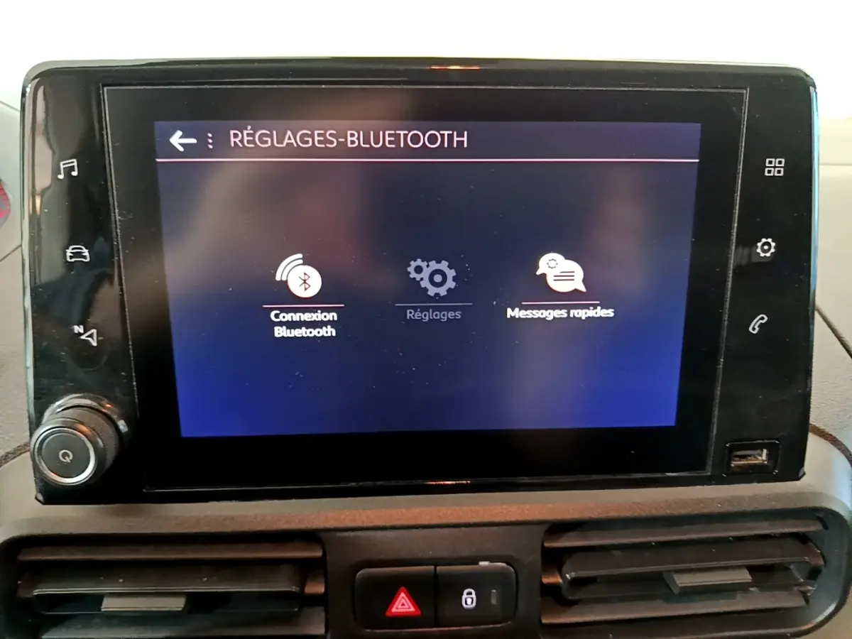 Écran tactile central du tableau de bord du Peugeot Partner blanc, affichant les réglages Bluetooth.