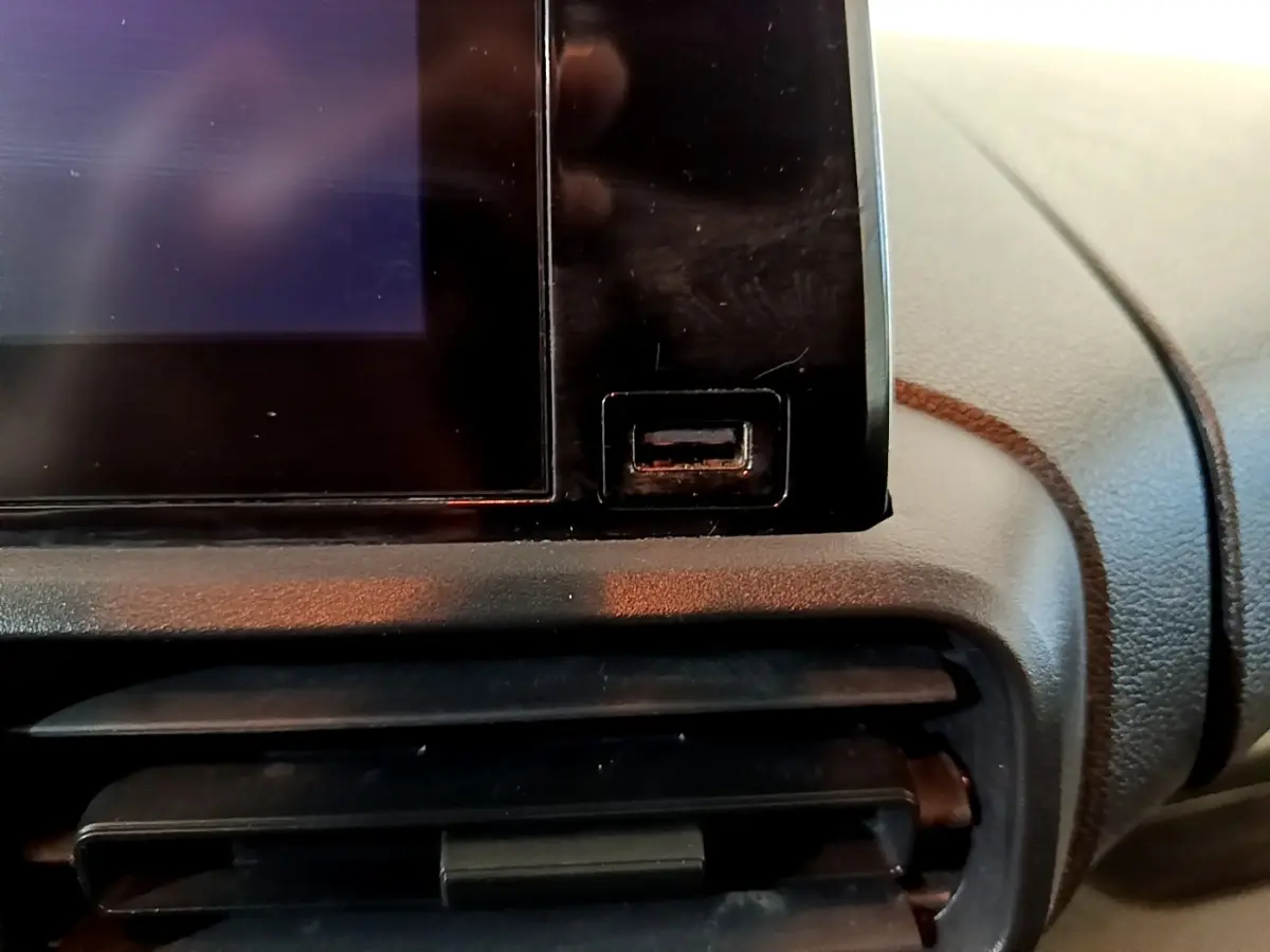 Gros plan sur la prise USB et la partie inférieure de l'écran tactile du tableau de bord du Peugeot Partner 2021.