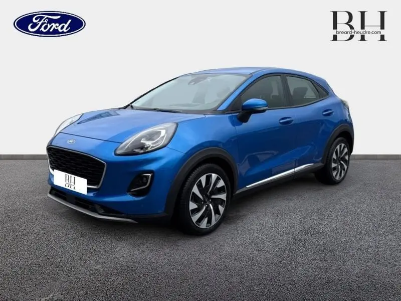 Ford Puma 2023 bleu métallisé en vue 3/4 avant droit, avec jantes alliage et détails noirs contrastants.