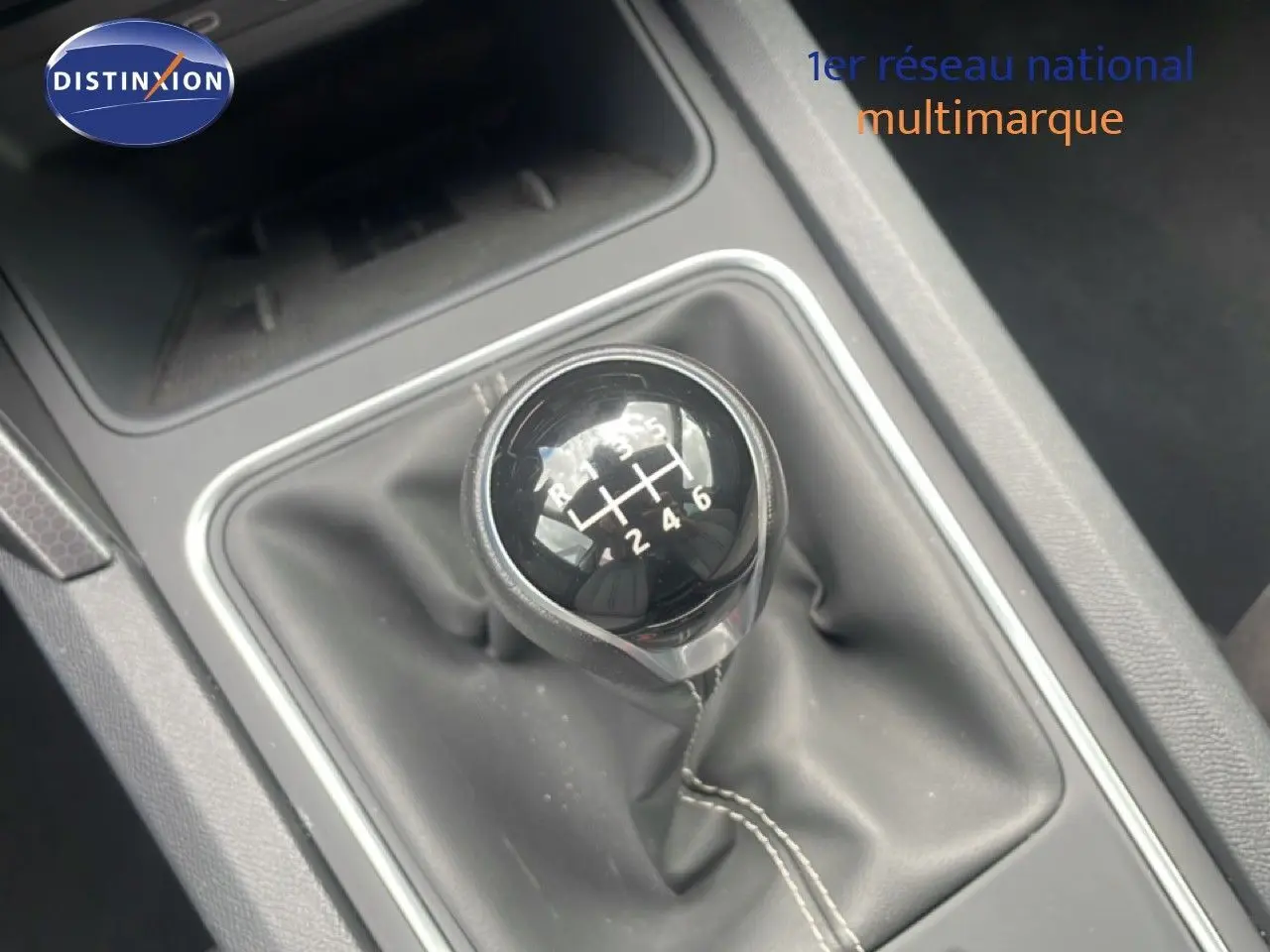 Gros plan sur le levier de vitesses manuel noir de la SEAT LEON 2.0 TDI, entouré de garniture grise intérieure.