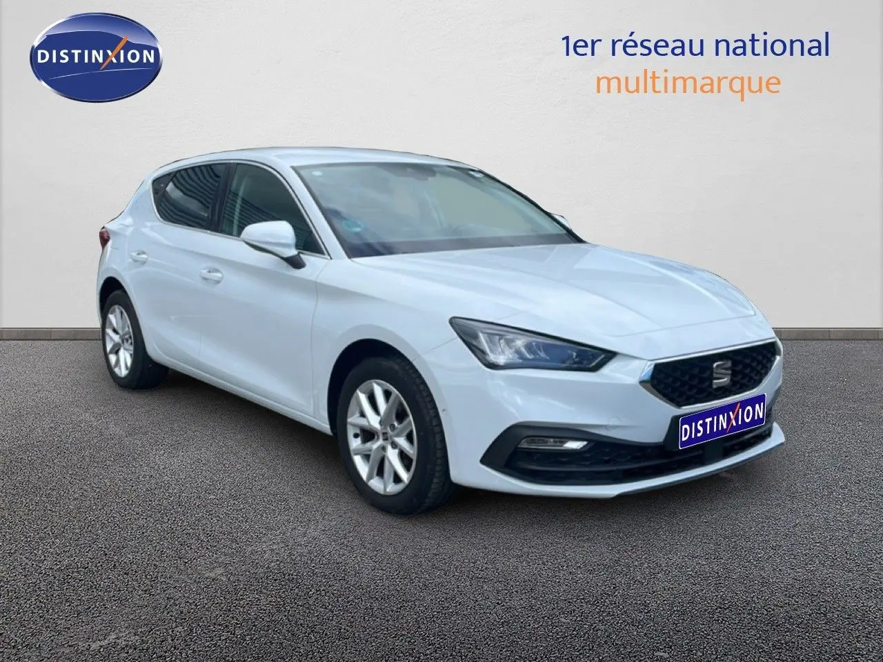 SEAT Leon 2025 blanc neige métal vue 3/4 avant droit avec calandre noire et jantes argentées.