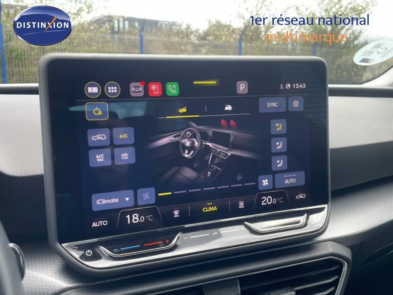 Écran tactile central de la SEAT LEON 2025 affichant les réglages de climatisation et l’intérieur en vue 3/4 avant.