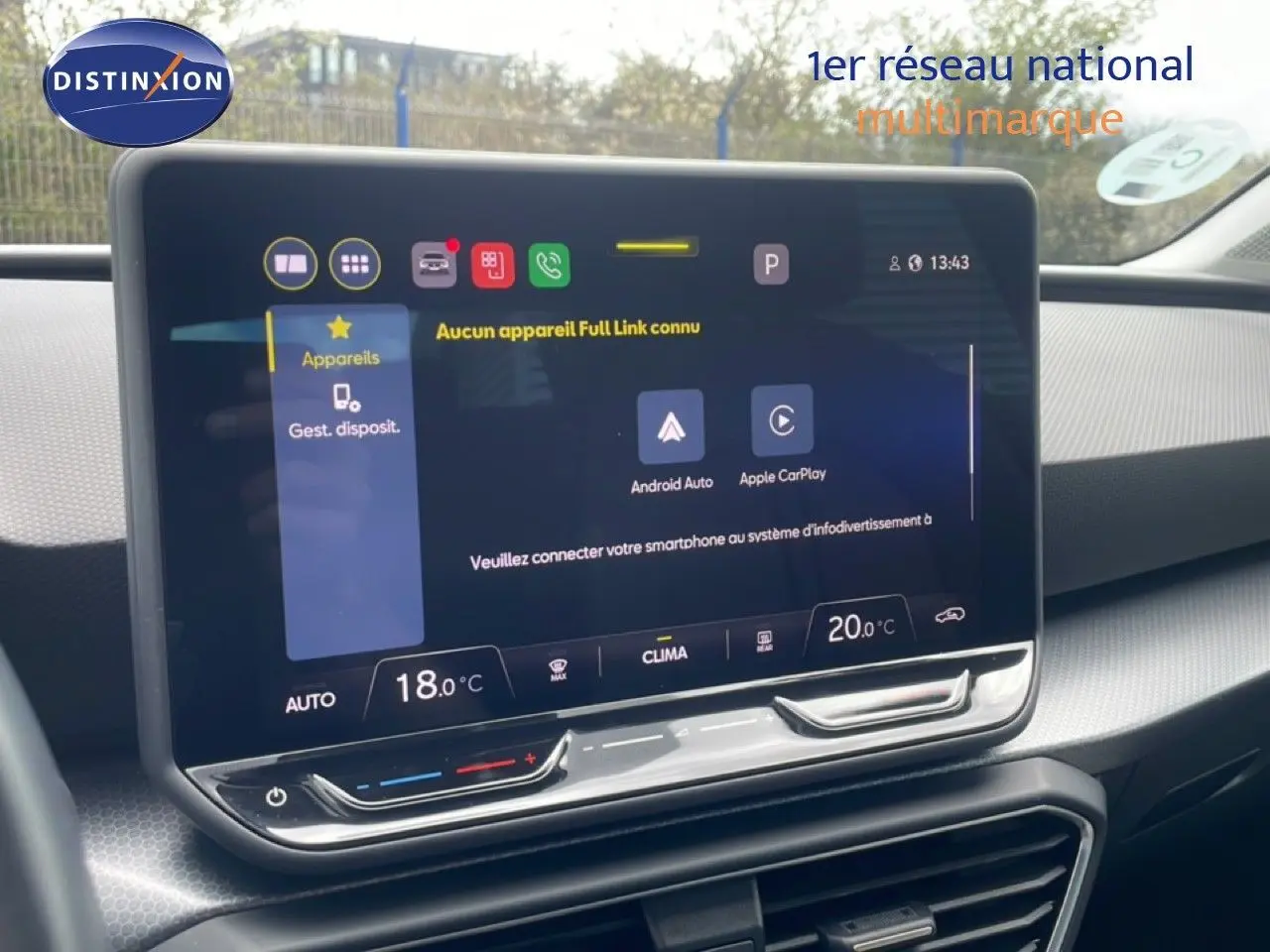 Écran tactile central de la SEAT Leon 2025, vue intérieure avant droite, affichant les options Android Auto et Apple CarPlay.