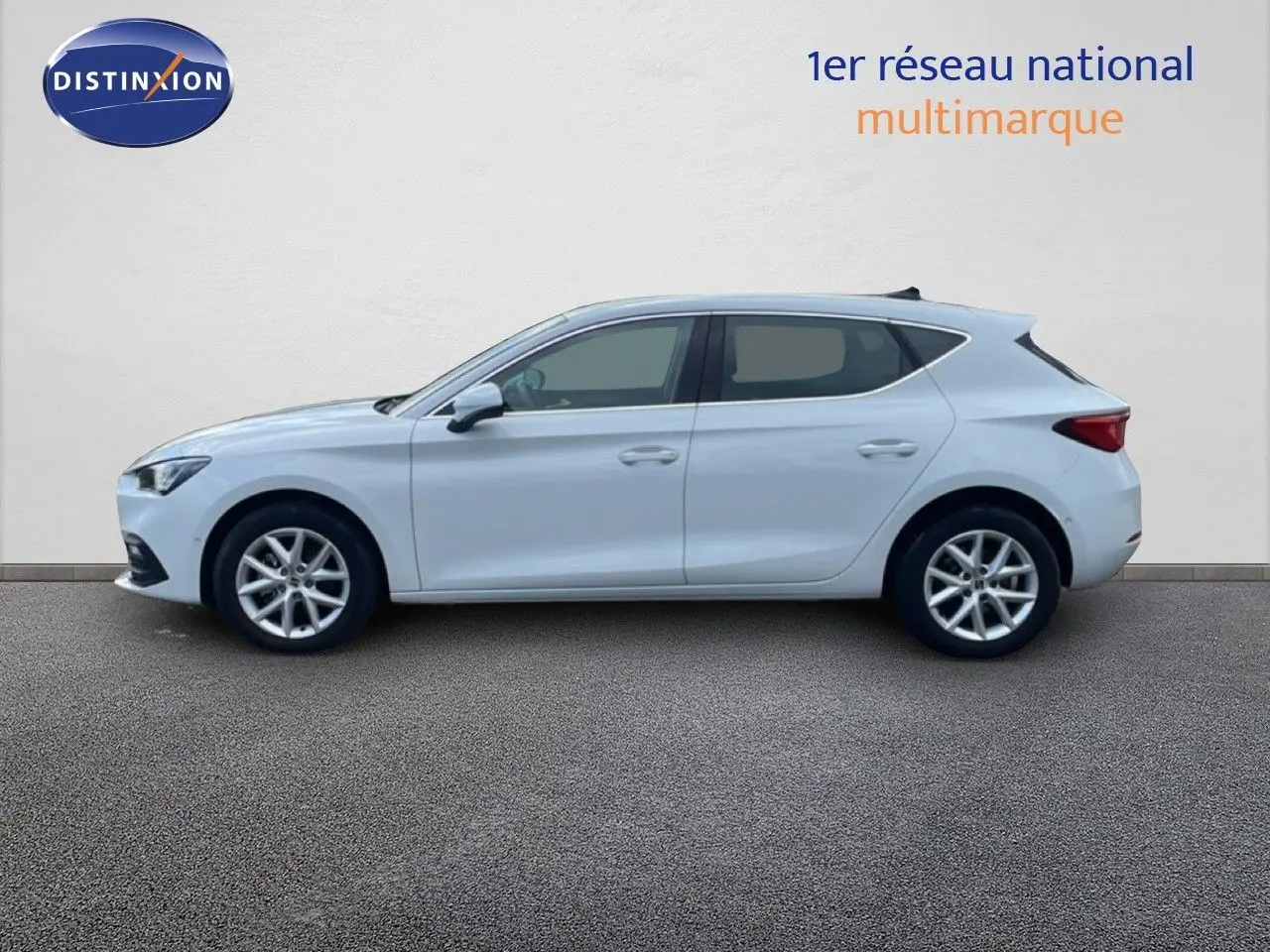 Profil côté gauche d'une SEAT LEON 2025 blanche neige métal, avec jantes alliage et lignes dynamiques épurées.