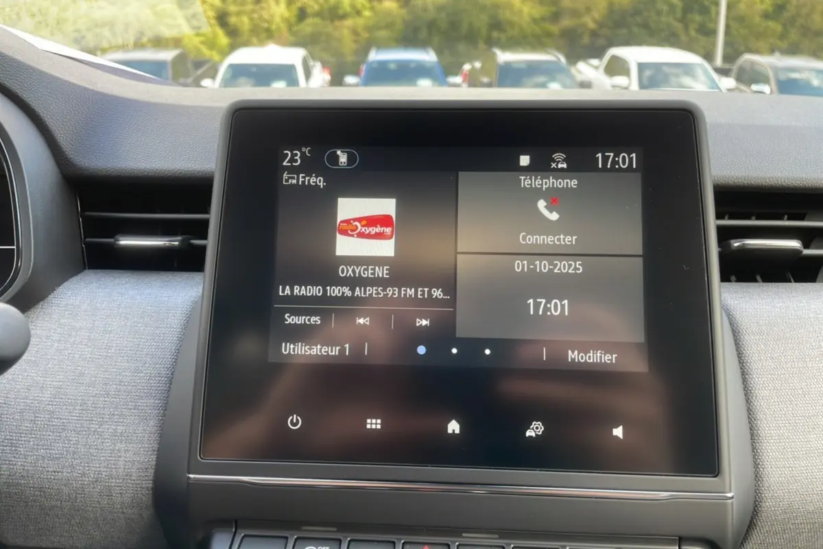 Écran tactile Easy Link 7 pouces de Renault Clio gris schiste, affichant radio et connexion téléphone, vue intérieure frontale.