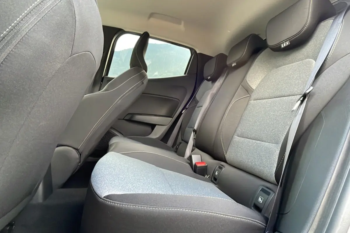 Vue intérieure côté droit sur la banquette arrière grise et noire de la Renault Clio 2025 finition Evolution PK Look.
