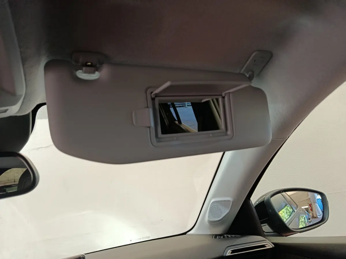 Miroir de courtoisie ouvert côté conducteur dans l'habitacle gris clair de la Peugeot 208 2025 PureTech Allure